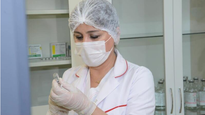 В Баку проводится вакцинация учителей