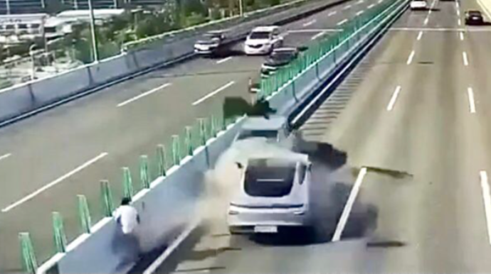 Avtomobillərin arasında qalan yol işçisi tanınmaz hala düşdü  - VİDEO