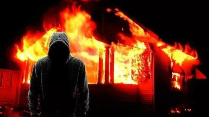 Skripkaçı tələbə öz müəlliminin əl-qolunu bağlayıb yandırdı