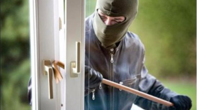 Evinin açarını su sayğacında gizlətdi, onu tapan oğrular isə mənzili taladı 