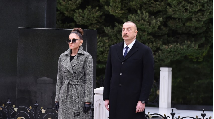 Prezident və Birinci vitse-prezident Heydər Əliyevin məzarını ziyarət ediblər