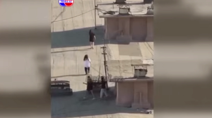 Binanın damında əylənərək şüşə qabları aşağı atan qızlar cəzalanacaq? - VİDEO