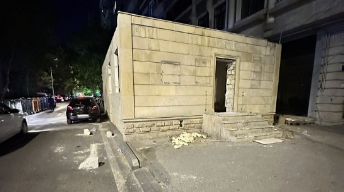 Bakıda piyada keçidini zəbt edən tikili sökülür  - VİDEO