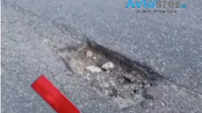 В Баку яма на дороге создает опасную ситуацию - ВИДЕО