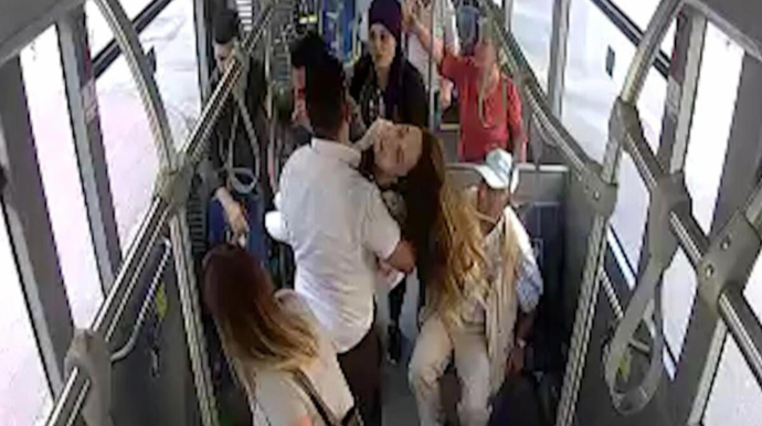 Avtobusda sərnişin huşunu itirdi, sürücü onu xəstəxanaya çatdırdı 