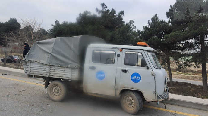 Dövlət Agentliyinə məxsus yük avtomobili qəzaya düşərək aşıb  - FOTO