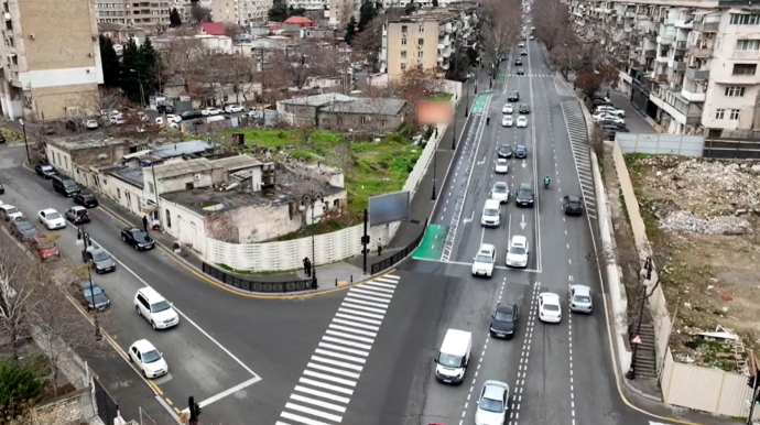 Создающая трудности дорожная разметка в Баку - ВИДЕО