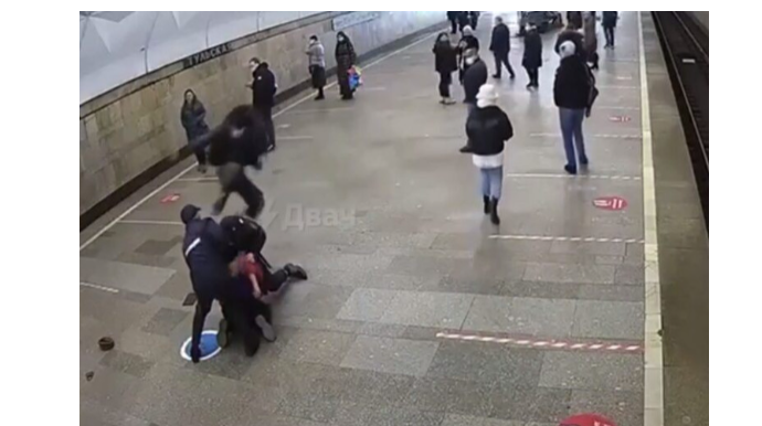 Metroda miqrantlar 2 polisi döydü: 5 ilə qədər həbs...    - FOTO 