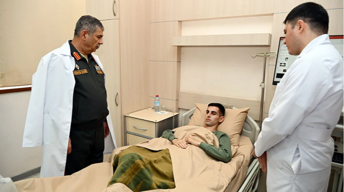 Müdafiə Nazirliyinin rəhbərliyi hərbi hospitalda olub - FOTO
