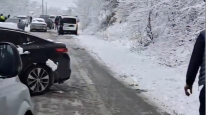 Şahdağ yolunda qəza olub, avtomobil dərəyə düşüb - VİDEO 