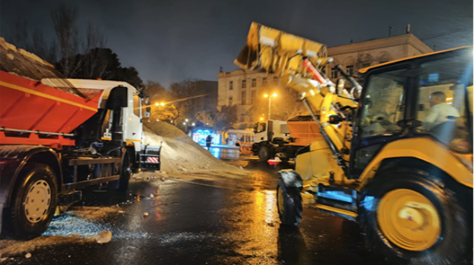 Paytaxtda sürüşmə ehtimalı olan küçə və prospektlərə duz səpilir - FOTO - VİDEO 