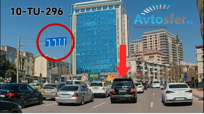 В Баку водитель свернул налево, нарушив правила дорожного движения - ВИДЕО 