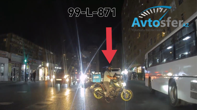 Özünü hamıdan ağıllı hesab edən moto kuryer qırmızıda keçdi - VİDEO