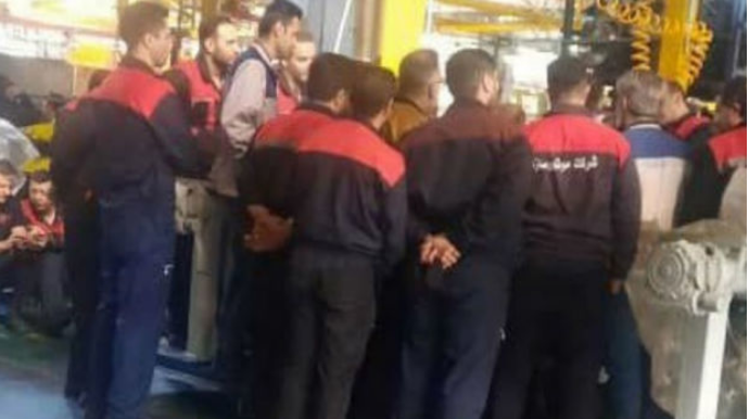 Работники тракторного завода в Тебризе остановили производство   - ФОТО