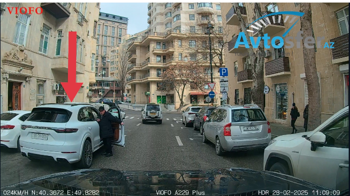 İkinci cərgədə maşını saxlayan sürücü üçüncü cərgədə söhbət edib yolu kəsdi  - VİDEO