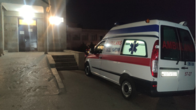 В Баку произошло ДТП, водитель получил травмы - ДОПОЛНЕНО