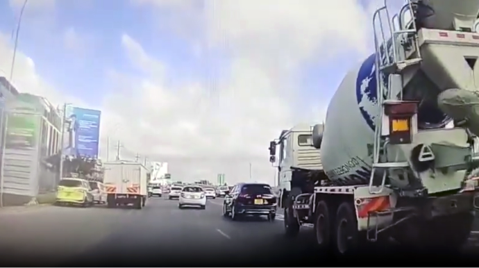 Betonqarışdıran maşınla avtoxuliqanlıq edən sürücü qəzaya düşüb yaralandı - VİDEO