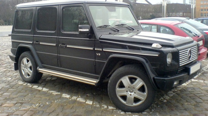 “Gelandewagen”i mərcdə uduzdu: vertolyota bağlayıb göydən yerə atdılar - VİDEO