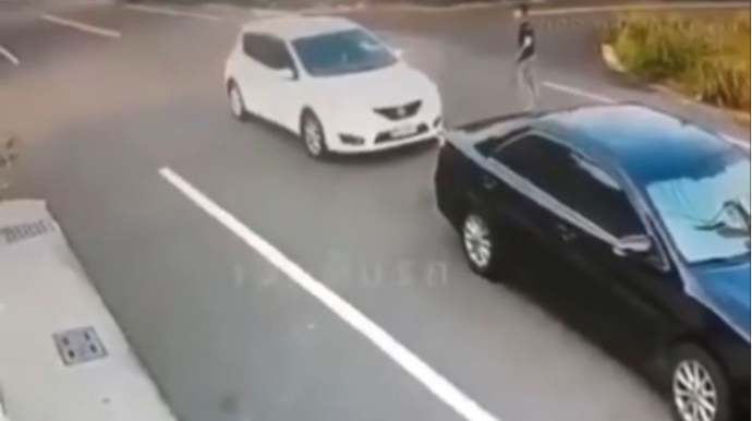 Hirsindən maşınları bir-birinə çırpan "dəlisov" sürücü   - VİDEO
