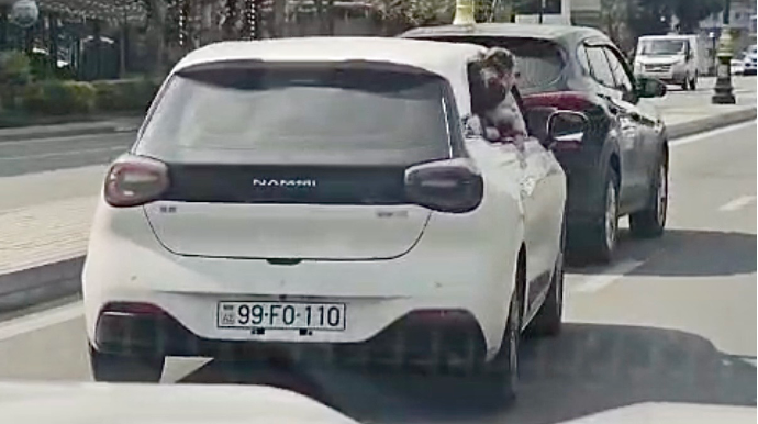 Prospektdə təhlükə: Azyaşlılar maşının pəncərəsindən sallandı  - VİDEO 