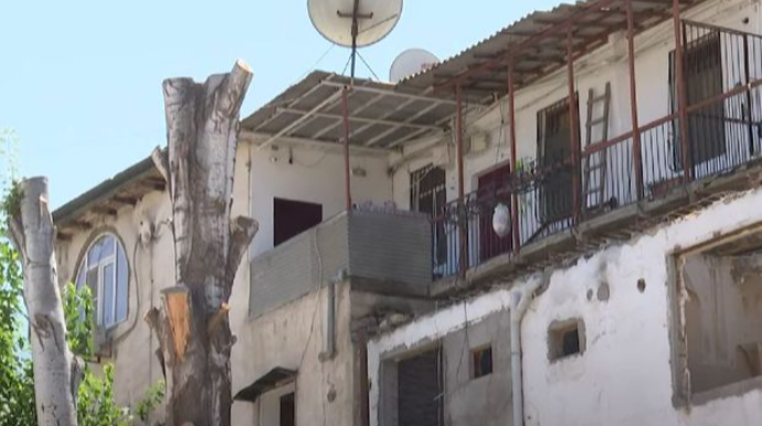 Bakıda dövlətin icazəsi olmadan yaşayış binası sökülür  - VİDEO