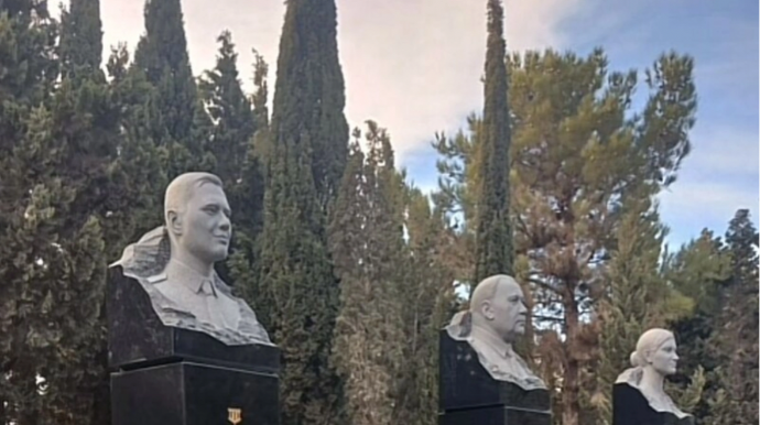 Təyyarədə həlak olan üç ekipaj üzvünə büst qoyuldu - FOTO