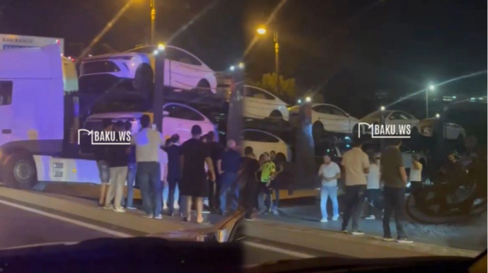 Heydər Əliyev prospektində yük maşını hərəkəti iflic etdi - VİDEO