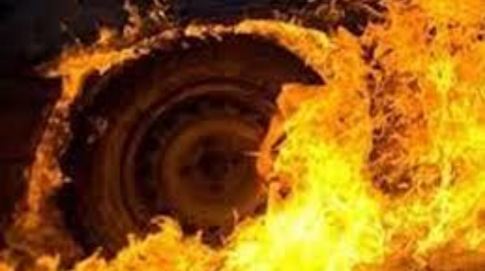 Bakıda "ZİL" aşaraq yanıb