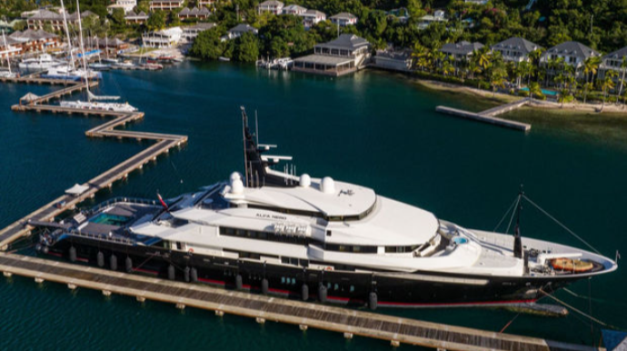 Rusiyalı oliqarxın yaxtası ada dövlətin sakinləri üçün kabusa çevrilib - FOTO 