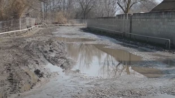 Dizə çatan palçıq və dərsə gedən bir uşaq: Ucar yollarından VİDEOREPORTAJ 