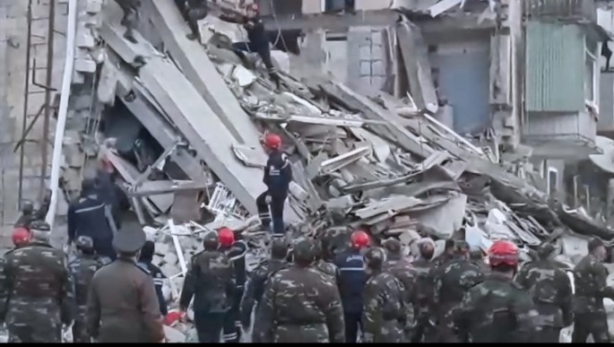 Gəncədə dağıntılar altında qalanlar belə çıxarıldı – VİDEO +18