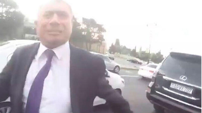 Motosiklet sürücüsünü döyən məmur məhkəmə qarşısına çıxarıldı - HƏBS QƏRARI VERİLDİ