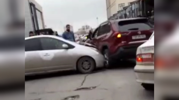 Bakıda "Prius"la "RAV4" toqquşdu: Xanım sürücü çətin vəziyyətə düşdü - VİDEO