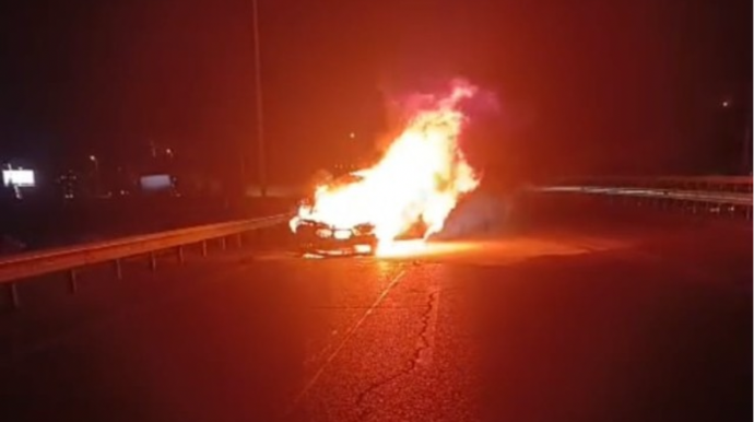 Bakıda avtomobil yandı - VİDEO 