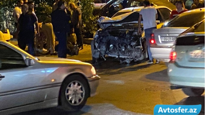"Mercedes"lə taksi toqquşdu, küçədə tıxac yarandı - FOTO  - VİDEO