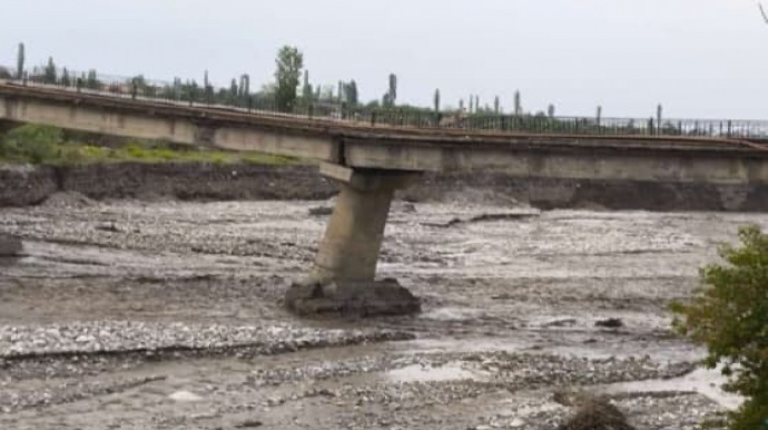 Qubada körpü qəzalı vəziyyətə düşüb, gediş-gəliş çətinləşib - VİDEO 