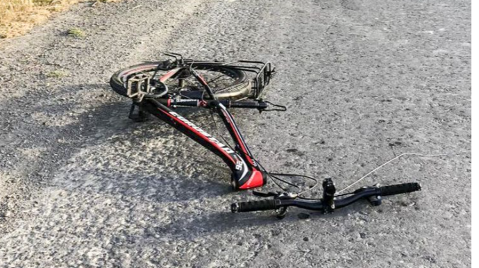 Biləsuvarda velosiped traktora çırpılıb, ölən var 
