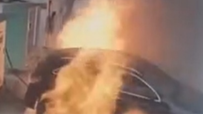 Şarj aparatında olan elektikli avtomobil belə yandı - Hadisə anı - VİDEO