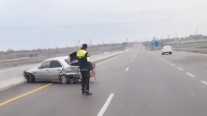 Ələt-Astara yolunda qəza:  "Mercedes" beton arakəsməyə çırpıldı  - VİDEO