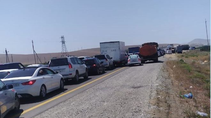 Bakıdan rayonlara avtomobillərin buraxılmaması böyük tıxac yaratdı - FOTO 