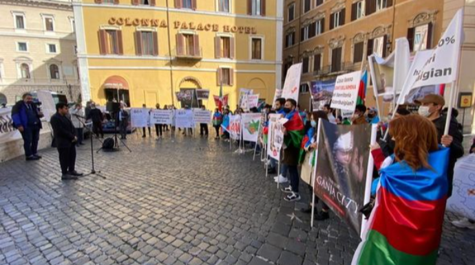İtaliya parlamenti önündə “Ermənistanın təcavüzünü dayandırın!” şüarı ilə aksiya keçirilib - FOTO