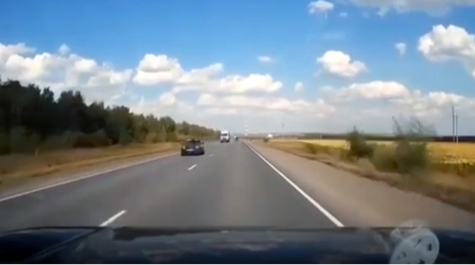 Qayda pozan sürücü qəzaya düşdü; “VAZ” iki hissəyə bölündü - VİDEO 