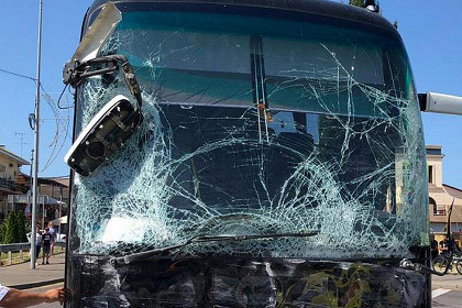 Kolumbiyada məktəbli avtobusu dirəyə çırpıldı: azı 10 yaralı
