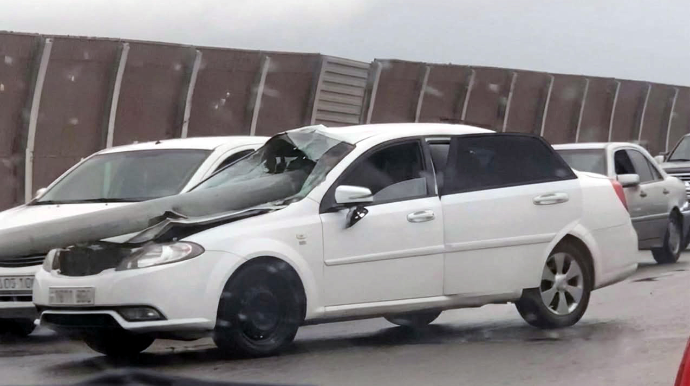 В Баку BMW снёс фонарный столб: есть пострадавший - ВИДЕО 