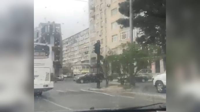 Bakının mərkəzindəki svetofor 1 həftədir işləmir - BNA-dan ŞİKAYƏT - VİDEO