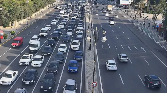 На каких улицах Баку 2 октября наблюдаются транспортные заторы?