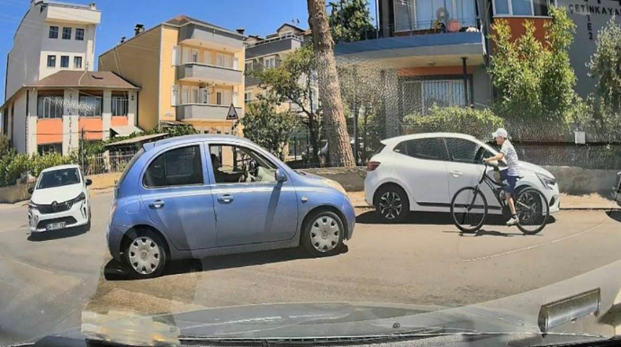 Yolayrıcında qəzaya düşən avtomobil velosiped sürən uşağa çırpıldı - VİDEO