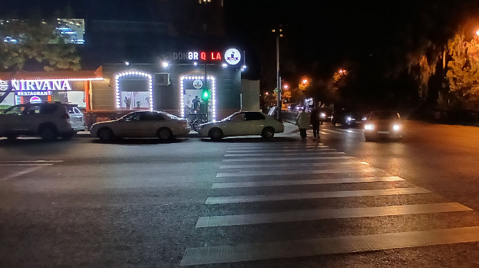 Azadlıq prospektində taksi sürücüləri 5 ildir yolayrıcını zəbt edir - FOTO 