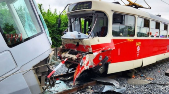 Çexiyada iki tramvay toqquşub, 30-dan çox adam xəsarət alıb 