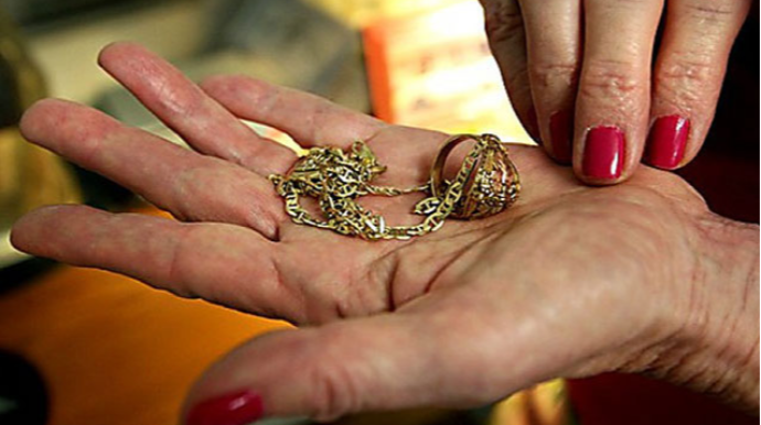 Mağazadan 100 min manat dəyərində qızıl oğurlandı 